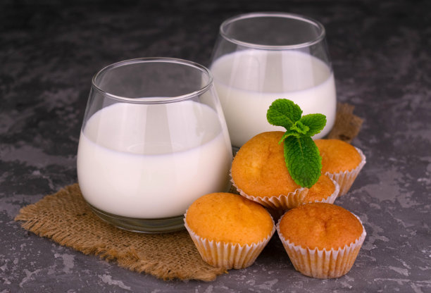 两杯牛奶和小松饼。特写镜头。图片下载