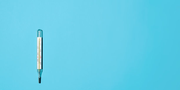 经典的摄氏温度表放在浅蓝色的背景上，平躺着。横幅，右边的文字空间。医疗简约的照片图片下载