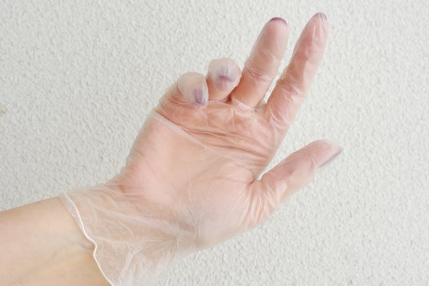 戴上防护橡胶手套图片下载