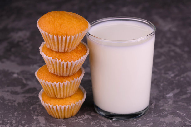 一杯牛奶加小松饼。特写镜头。图片下载