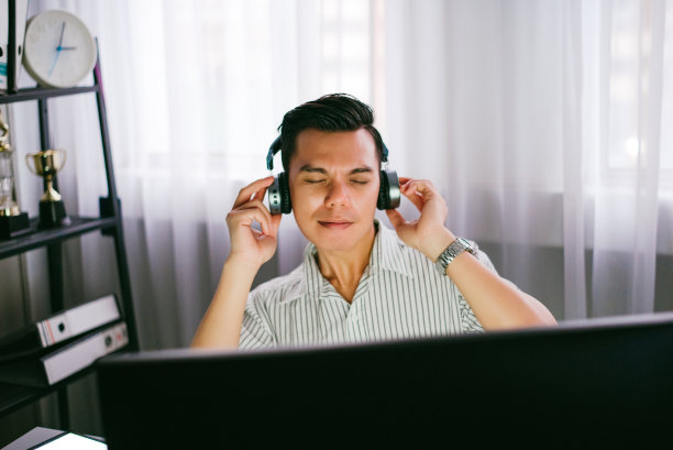 亚洲男人在家听音乐图片下载