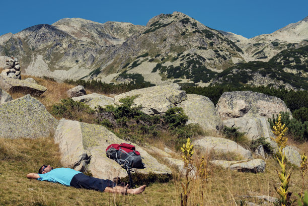 一个白种人躺在地上放松图片下载
