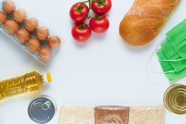 平躺俯视图食物照片，红番茄，面包，医疗手套，医疗口罩，葵花籽油，罐头食品，饼干，饼干，大米，荞麦，小麦，鸡蛋，白色孤立的背景图片下载
