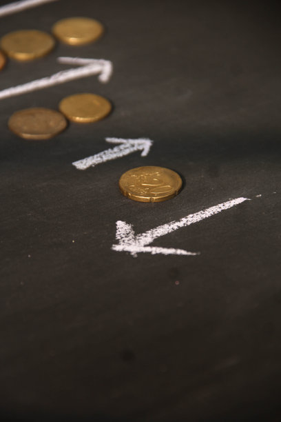 画箭头标志和钱，方向标志和硬币，表示事业成功图片下载