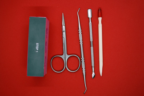 红色背景上的美甲工具。图片下载