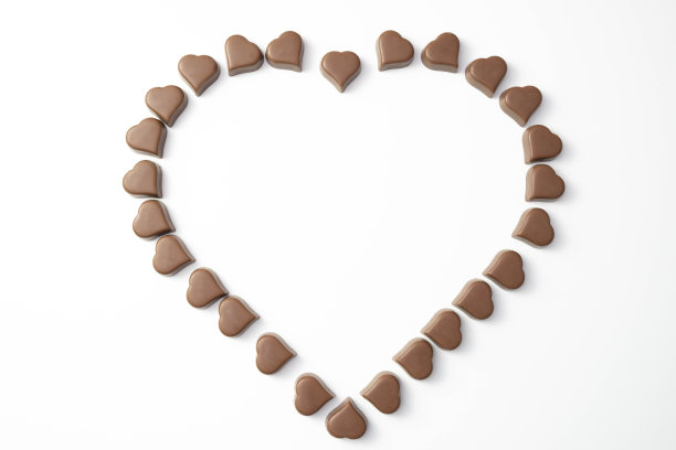 心形的巧克力果仁，放在白色的背景上图片下载