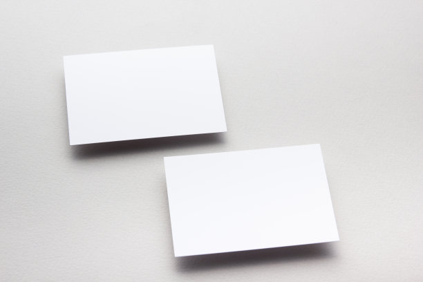 名片空白，白色背景。企业文具，品牌模型。创意设计师的办公桌。平的。文本复制空间图片下载