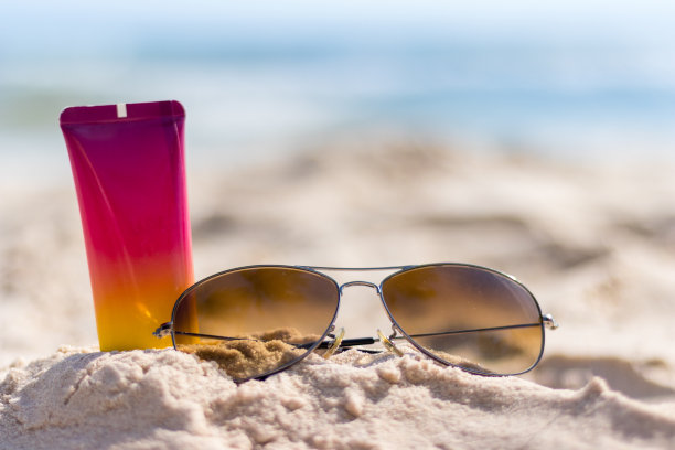 太阳镜和防晒霜图片下载