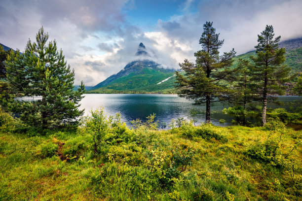 内达尔斯瓦特纳湖壮丽的夏日景色。欧洲挪威多彩的早晨景色。自然美的概念背景。艺术风格后期处理照片。图片下载