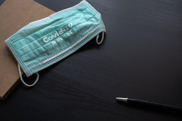 防病毒口罩和手部卫生防护洗手液图片下载