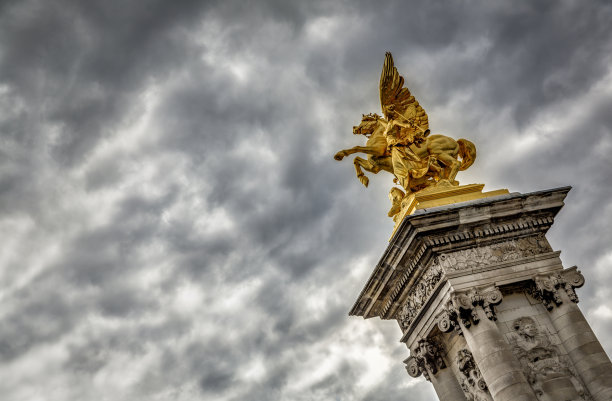 亚历山大三世桥，桥上的金雕像，巴黎，法国图片下载