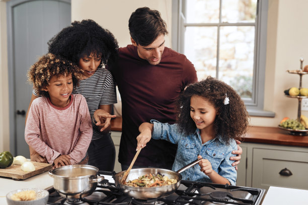 她绝对是这里第二好的厨师图片下载