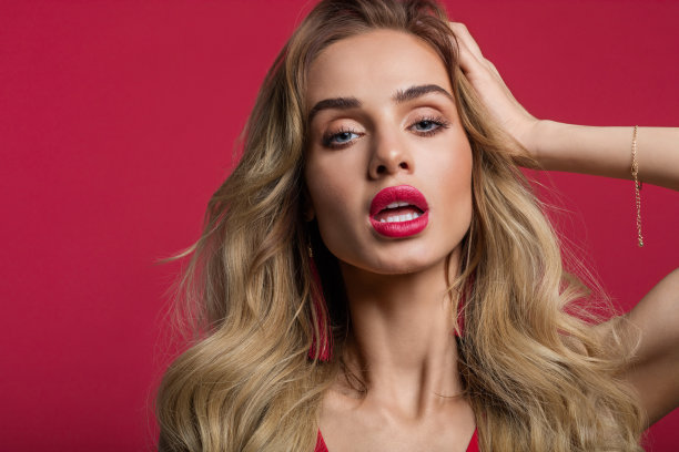 红色背景上性感女人的肖像图片下载