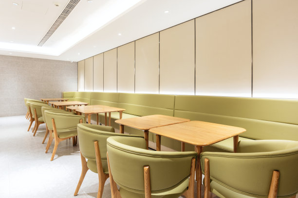 黄色的桌椅，舒适整洁的空间图片下载