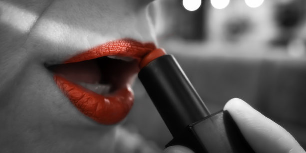 老女人的特写，颜色的嘴唇用红色的口红图片下载