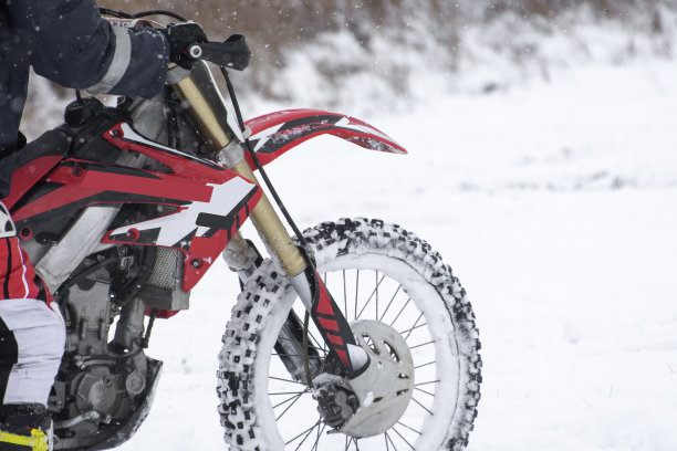 冬季在运动自行车上拉力赛。这是跑车的前部。图片下载