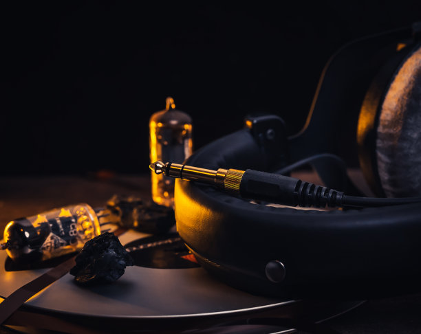 金色耳机插孔，背景有耳机和耳机管图片下载