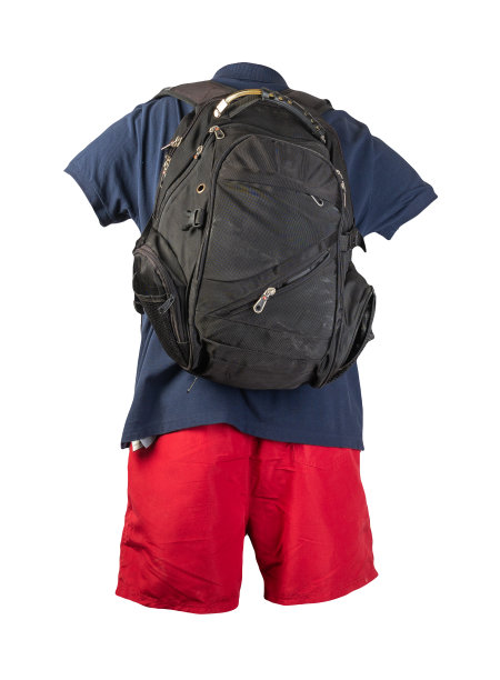 双肩包，运动短裤，衬衫与领口与钮扣隔离在白色福林。每天穿的衣服图片下载