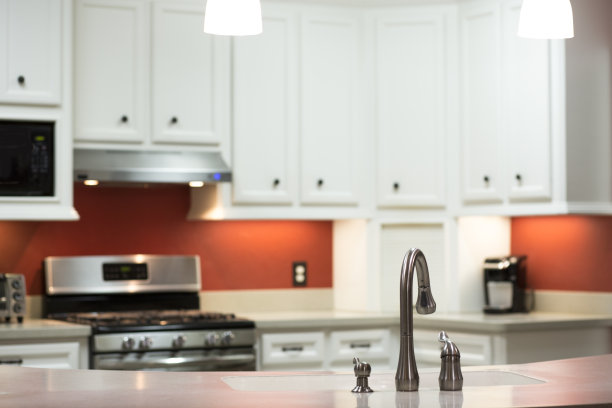 白色和明亮的厨房与红色的强调墙。图片下载