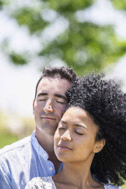 一对情侣互相拥抱的照片图片下载