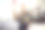 冬季，运动员在森林里的雪道上慢跑。健康的生活方式，冬季健身图片下载