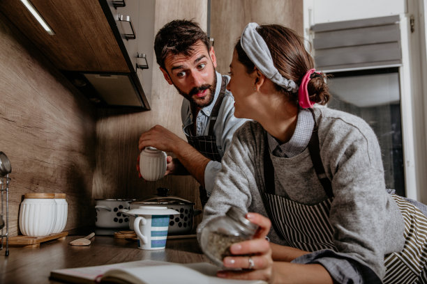夫妻聊天做饭图片下载