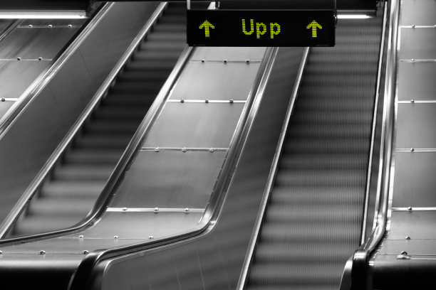 机场内的现代豪华自动扶梯与楼梯图片下载