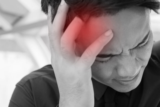 患有压力，头痛，眩晕，偏头痛，情绪问题的病态商人图片下载