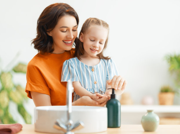 女孩和她的妈妈正在洗手图片下载