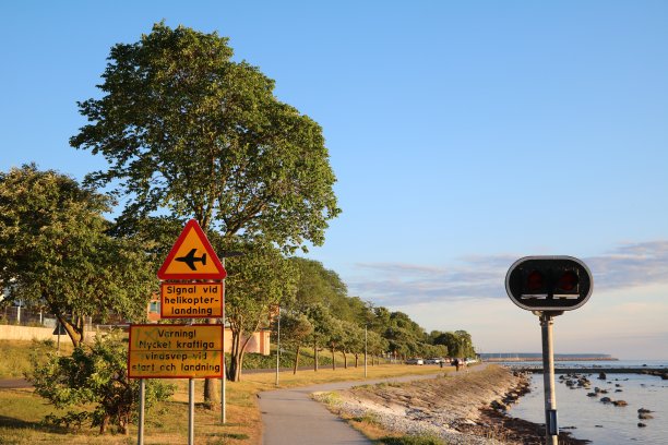 瑞典哥特兰维斯比机场交通标志禁止停车图片下载