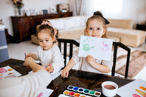 姐妹们在家里玩水彩画图片下载