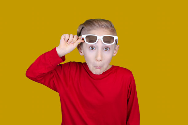 有趣的婴儿与儿童3d电影眼镜上的黄色背景图片下载
