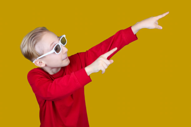 有趣的婴儿与儿童3d电影眼镜上的黄色背景图片下载