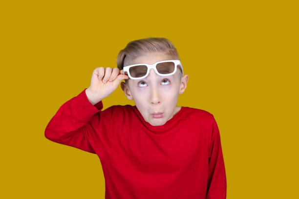 有趣的婴儿与儿童3d电影眼镜上的黄色背景图片下载