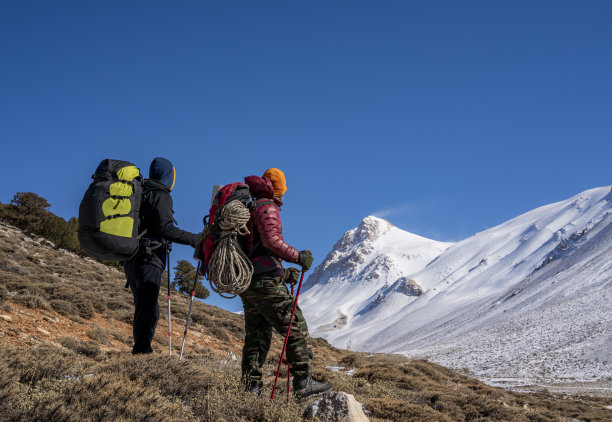 两名男性登山者正走向土耳其安塔利亚贝达格里山的顶峰图片下载