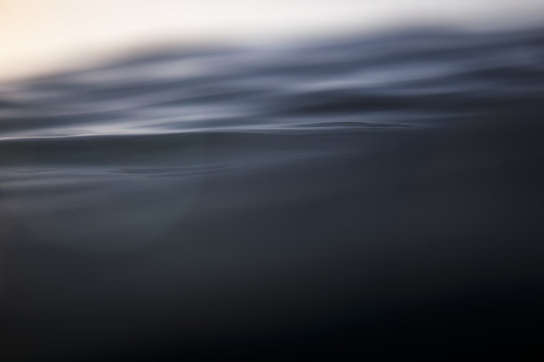 海洋表面深蓝色的纹理图片下载