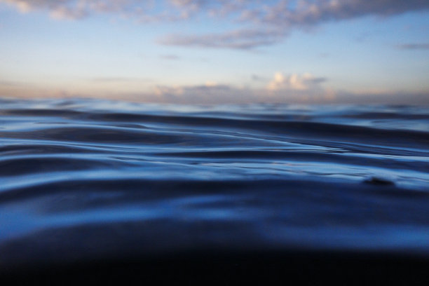 海洋表面深蓝色的纹理图片下载