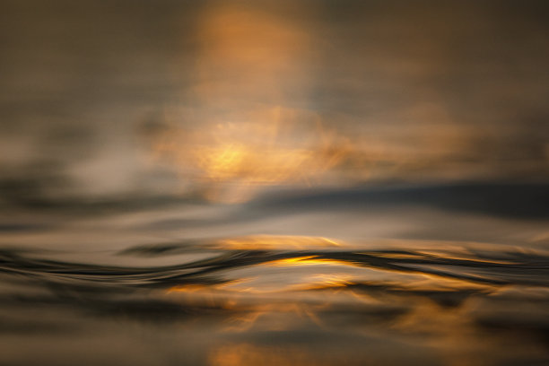 海面上的纹理在金色的光图片下载