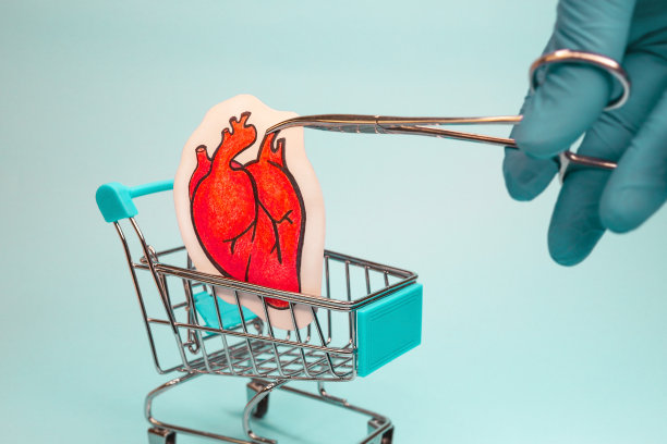 医生的手降低了心进入购物车。图片下载