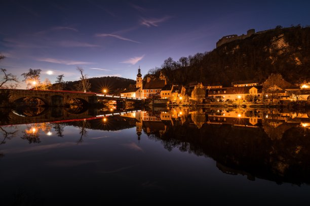 这是德国巴伐利亚州的市场Kallmünz Kallmuenz在蓝色时间日落时的城市全景图，Naab Vils河和山上的城堡废墟图片下载