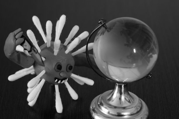 一个拿着玩具刀的病毒。图片下载