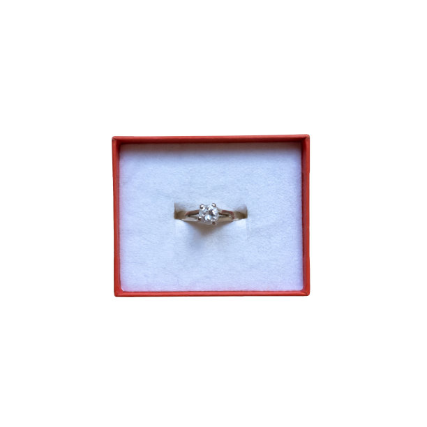 长方形盒子里镶有白色大钻石的金戒指是婚礼、订婚、爱情假期、俯视图的昂贵礼物图片下载