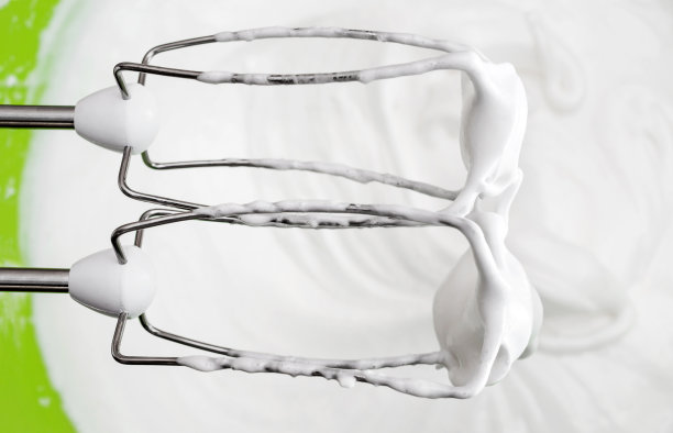 用搅拌器搅打鸡蛋，烘焙蛋糕。关闭了。图片下载