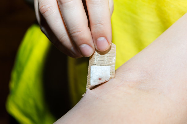 医用贴片上的血迹图片下载