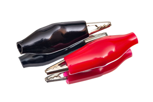 红色和黑色鳄鱼剪辑孤立的白色背景图片下载