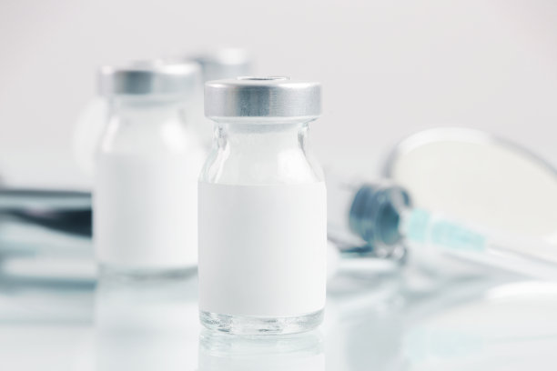 近距离图像的疫苗或注射瓶与空白白色标签。瓶瓶模型。科学、疫苗、免疫、保健和医学概念。图片下载