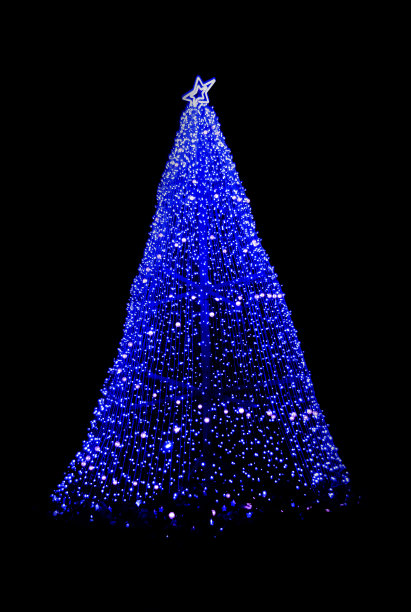挂着亮蓝色灯的圣诞树图片下载