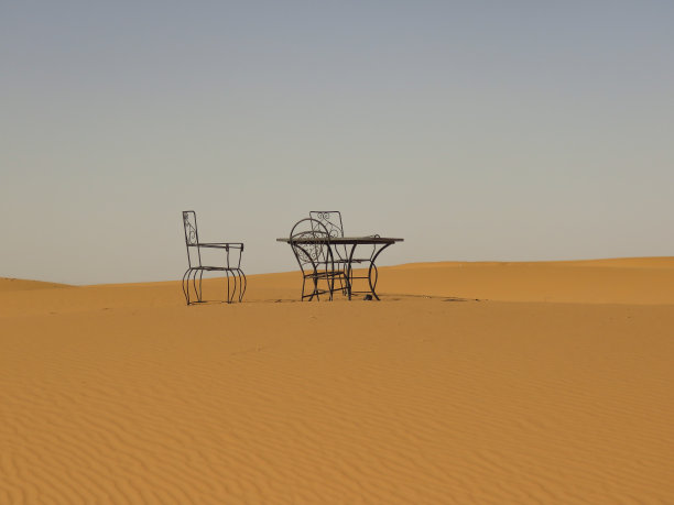 沙漠中的餐桌图片下载