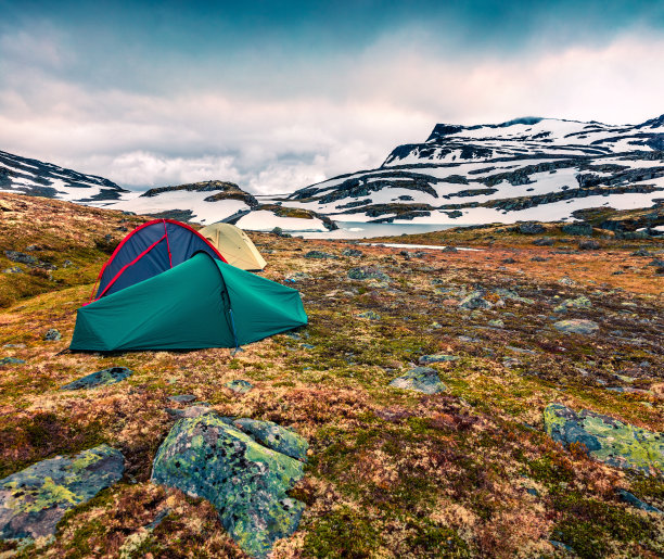 挪威高山高原上的三个旅游帐篷。北方乡村如画的夏日景色。活跃的旅游概念背景。图片下载