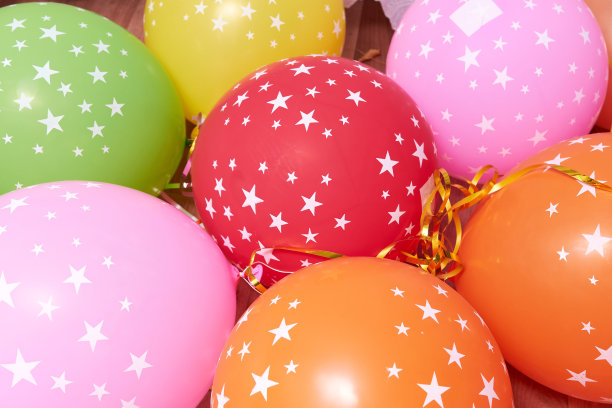 许多彩色的气球与星星形成一个明亮的背景墙纸图像。图片下载